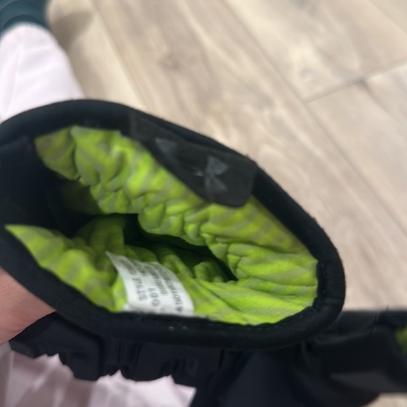 Under Armour black gloves - Picture 3 of 3